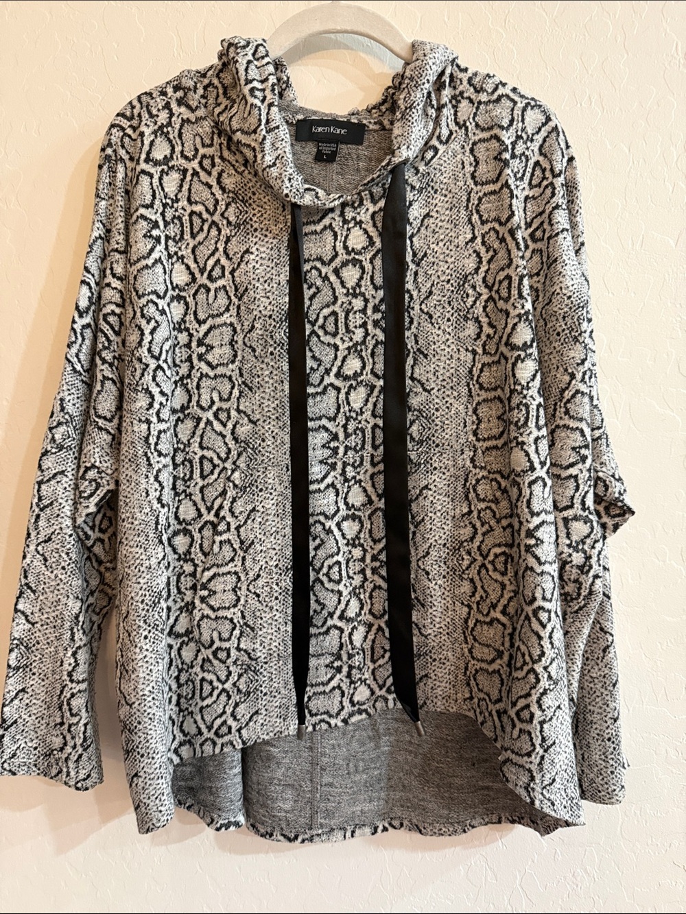 Karen Kane Black & White Snake-Print Hooded Pullover
